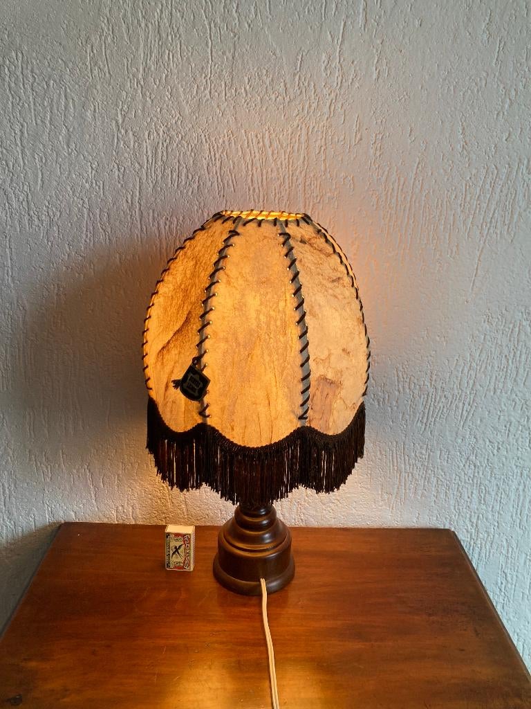 Kitsch tafellamp varkensleer lampenkap met franjes sliertjes, Ophalen of Verzenden, Zo goed als nieuw, Overige materialen, Minder dan 50 cm