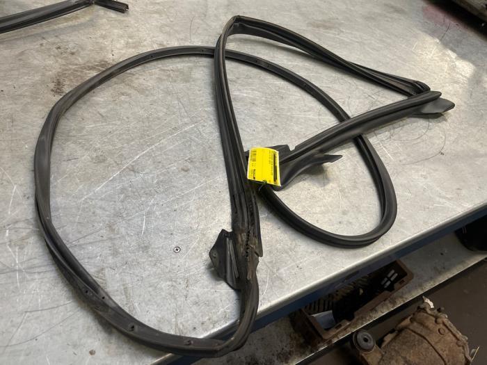 Portierrubber 4Deurs rechts-voor van een Lexus IS 300, Auto-onderdelen, Gebruikt, -, -, -