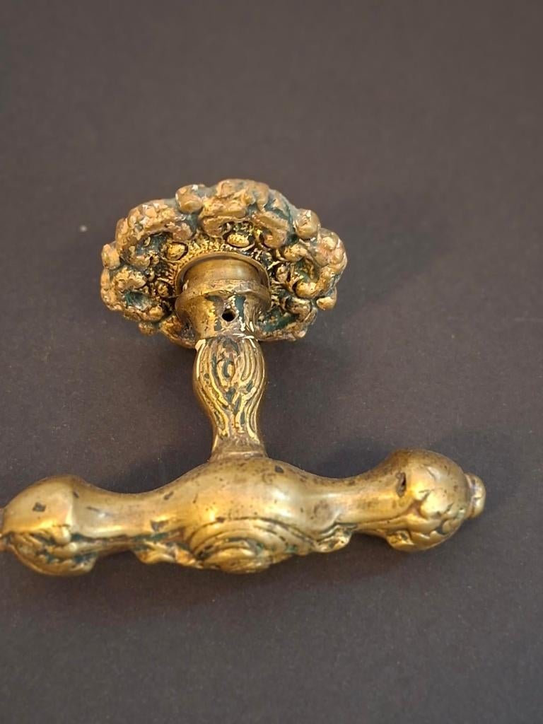 Antieke messing deurgreep met rond schild, Antiek en Kunst, Ophalen of Verzenden