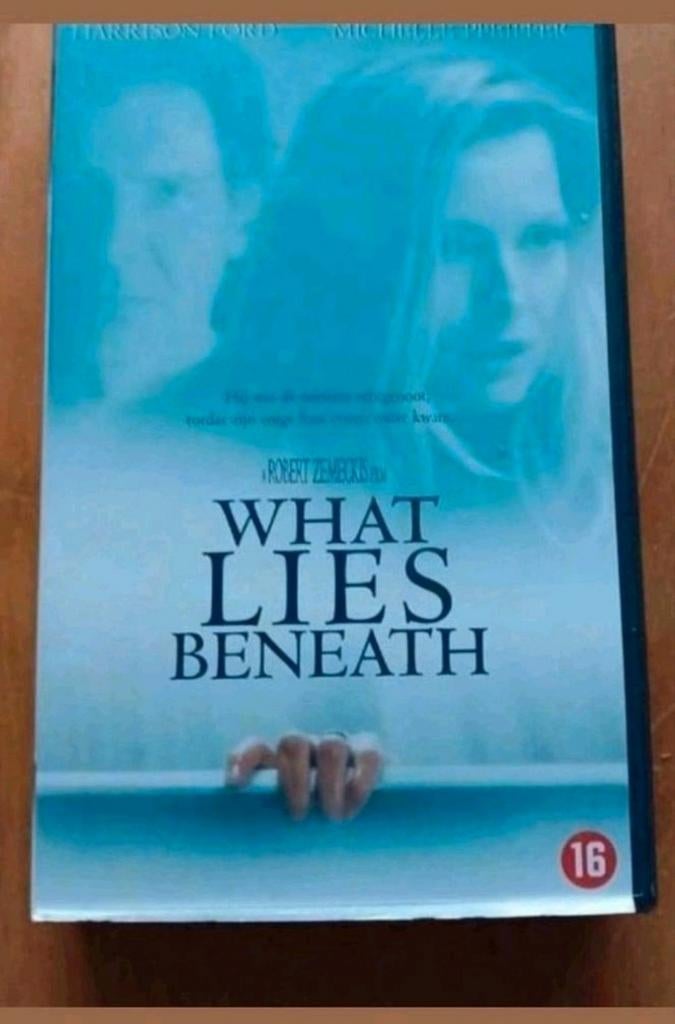 What lies Benieth, Vanaf 16 jaar, Ophalen of Verzenden, Zo goed als nieuw