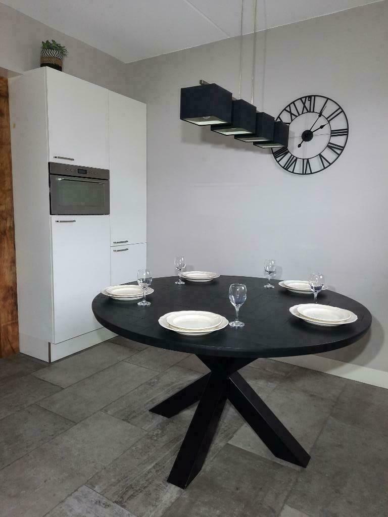 Modern ronde zwarte visgraat tafel maatwerk, Huis en Inrichting, Tafels | Eettafels, Nieuw, Rond, Ophalen of Verzenden