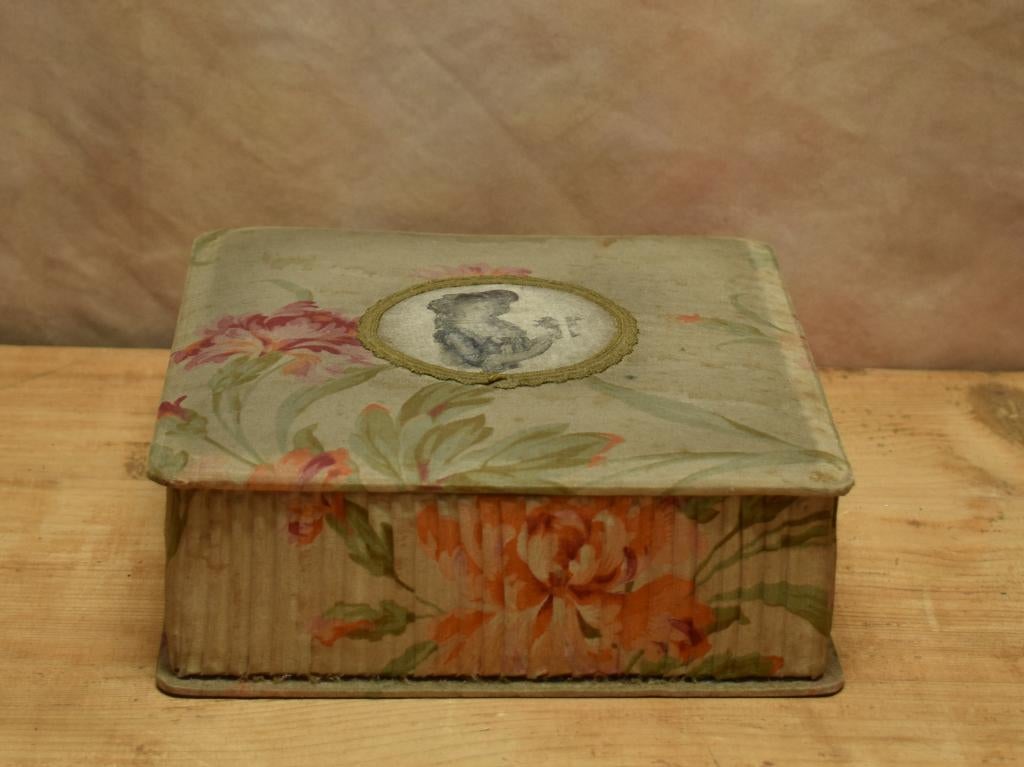Oude Franse Stoffen Doos."Uit Aletta's Tijd", Ophalen of Verzenden