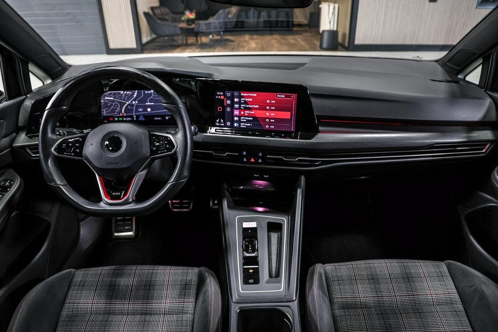 Volkswagen Golf 2.0 TSI GTI|Pano|ACC|19''|Stuur/stoelverw., 4 cilinders, 1984 cc, Zwart, Bedrijf