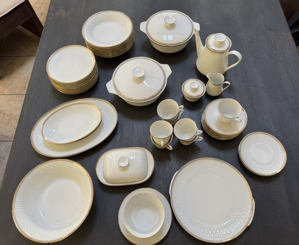 Servies wit reliëfpatroon en een gouden rand, Huis en Inrichting, Keuken | Servies, Ophalen, Gebruikt, Porselein, Overige stijlen
