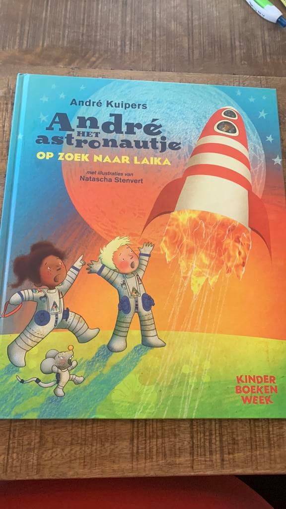 André Kuipers - André het astronautje op zoek naar Laika, Boeken, Ophalen of Verzenden, Zo goed als nieuw, André Kuipers, Prentenboek