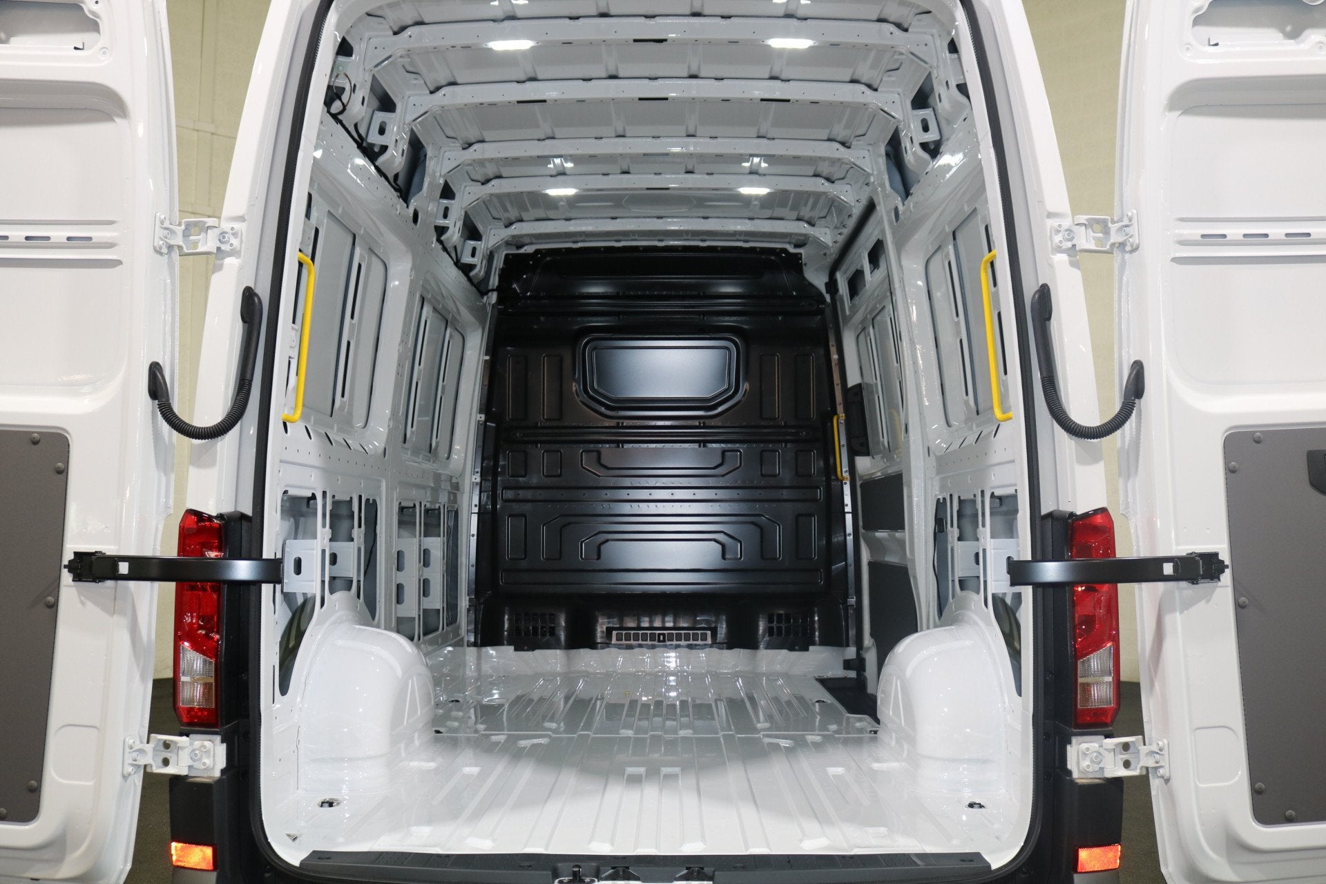 Volkswagen Crafter 2.0 TDI 177pk L3 H3 Automaat Airco Naviga, Stof, Gebruikt, 4 cilinders, Volkswagen