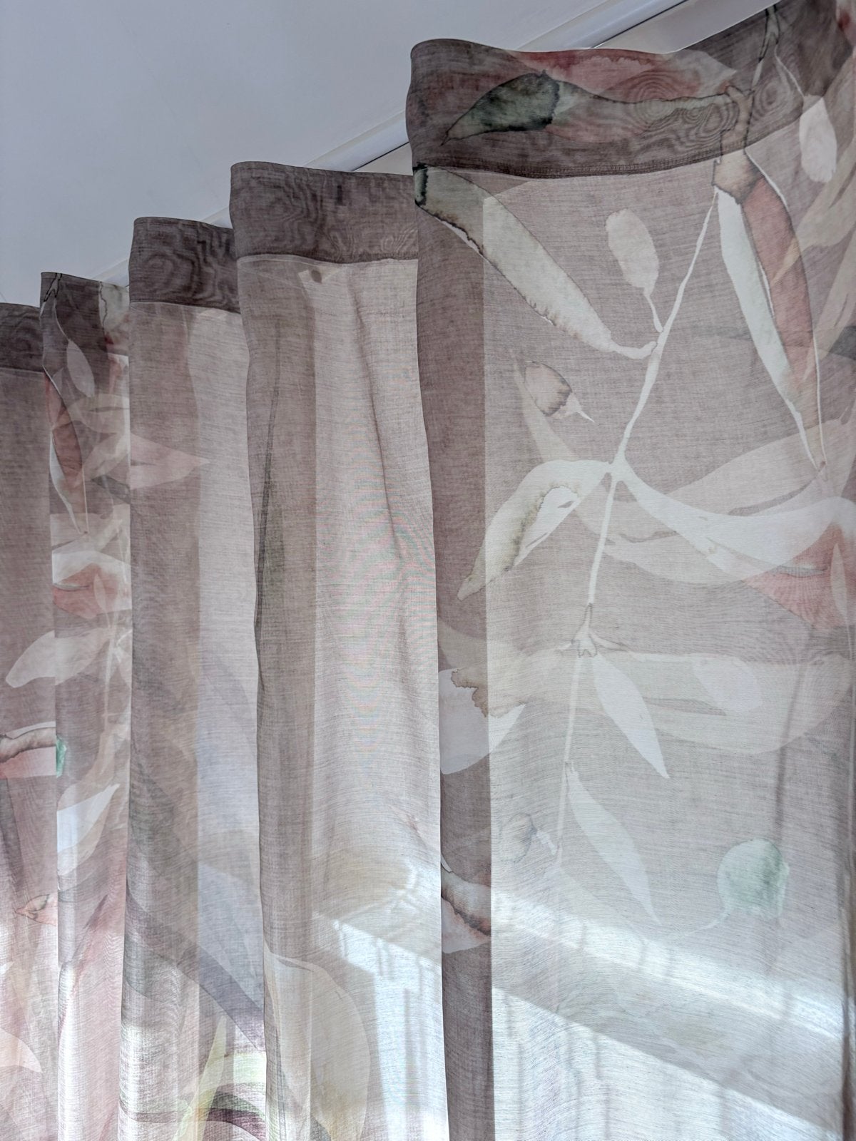 8424 Artelux Inbetween Wave Gordijn Beige/Mosgroen 480x250c, Plooiafwerking, Overige merken, Beige, Ophalen of Verzenden