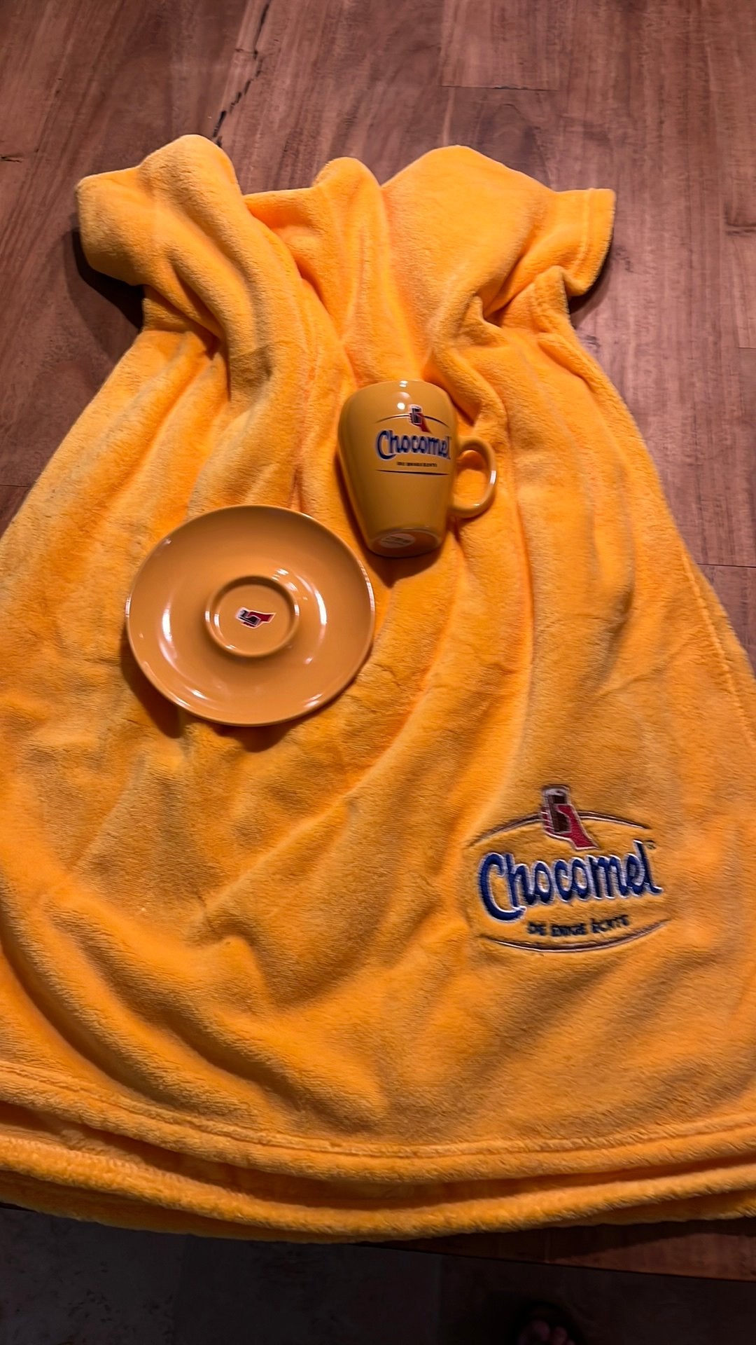 Chocomel fleecedeken en beker met schotel, Ophalen, Zo goed als nieuw, Overige stijlen, Kop(pen) en/of Schotel(s)