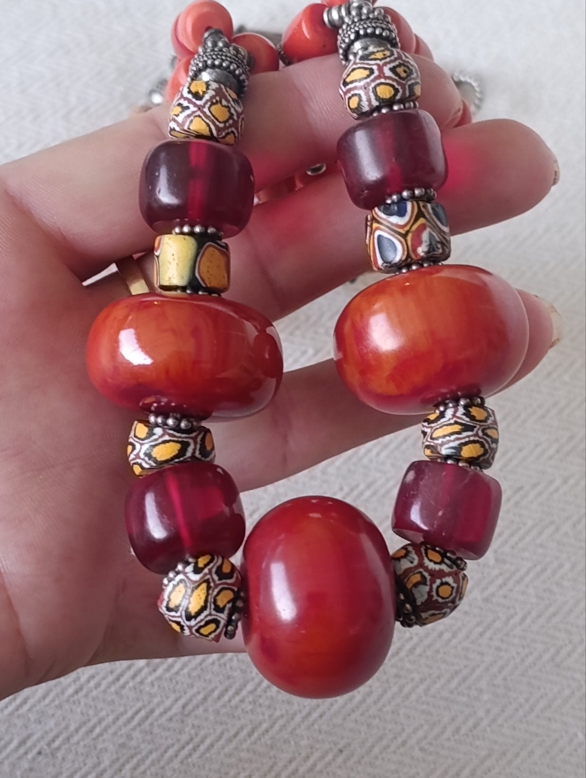 prachtige zware berber ketting met echte koraal bakeliet, Ophalen of Verzenden, Zo goed als nieuw, Zilver, Zilver
