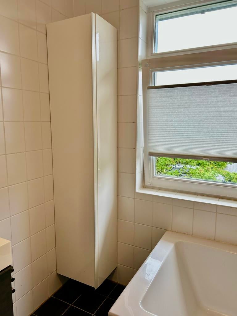 Hoge zwevende badkamerkast hoogglans wit IKEA Godmorgon, (Half)hoge kast, Minder dan 50 cm, Gebruikt, Ophalen of Verzenden