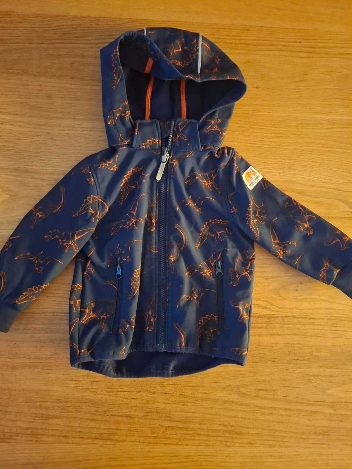 H&M Softshell jas met dino maat 92 voor 1,5 - 2 jaar, Kinderen en Baby's, Gebruikt, H&M, Ophalen of Verzenden, Jongen