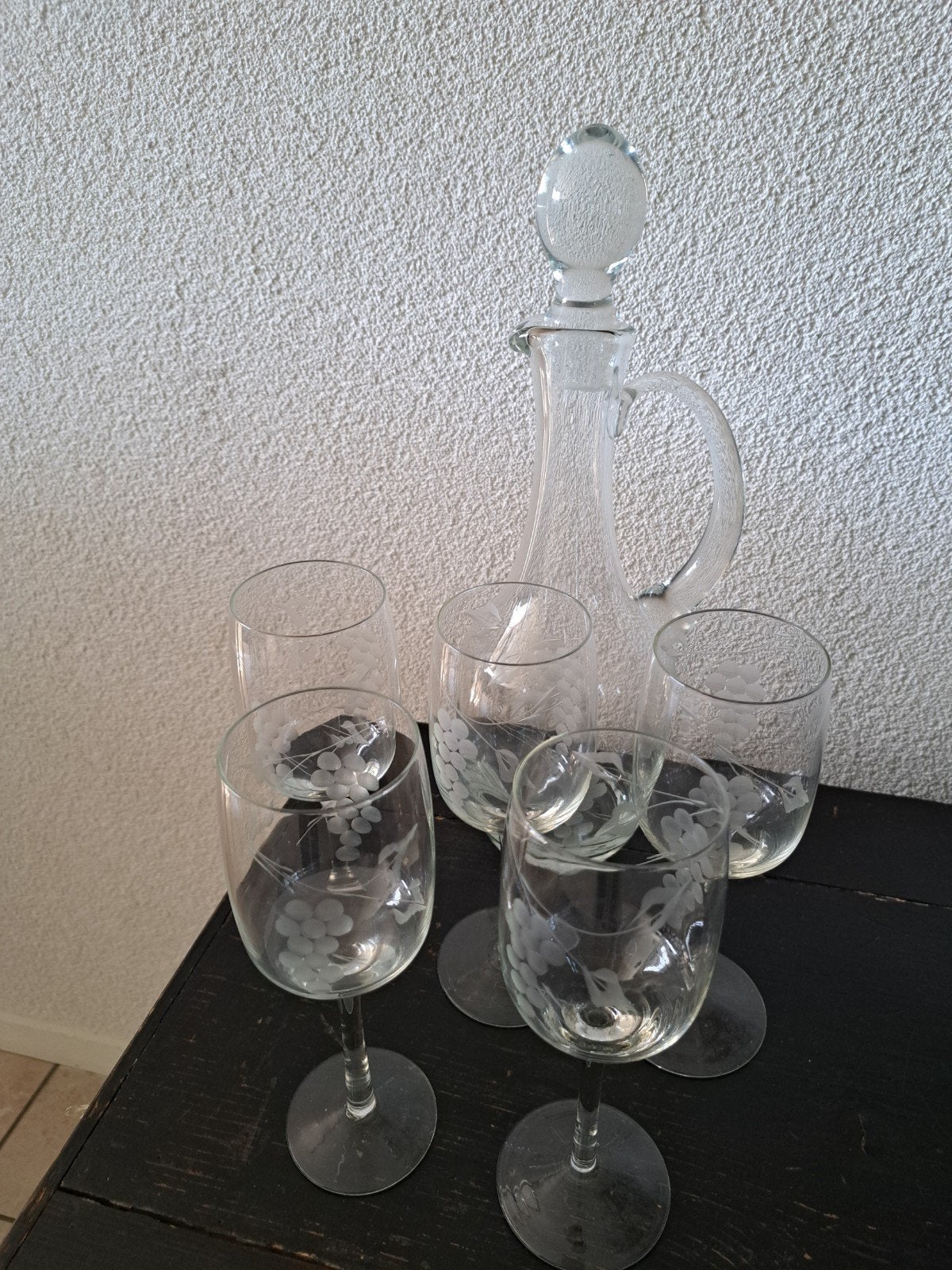 Vijf wijnglazen met karaf., Ophalen