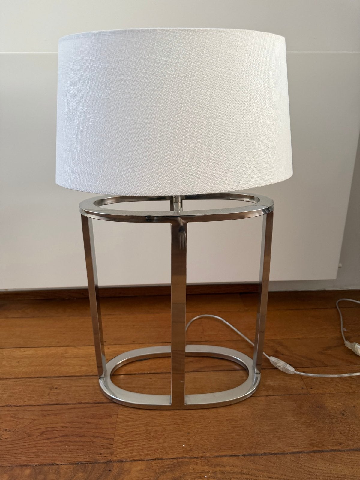 Moderne tafellamp met metalen voet en witte kap, Gebruikt, Wit, Ophalen of Verzenden, Sfeerlamp