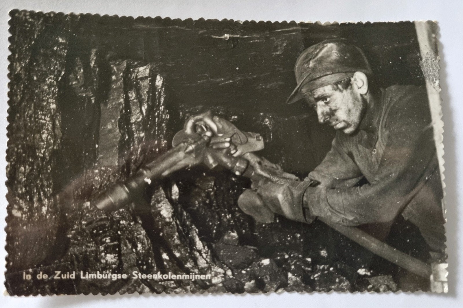 025)ansichtkaart: Mijnwerker hakt steenkolen Limburg, Ophalen of Verzenden, 1960 tot 1980, Gelopen, Limburg