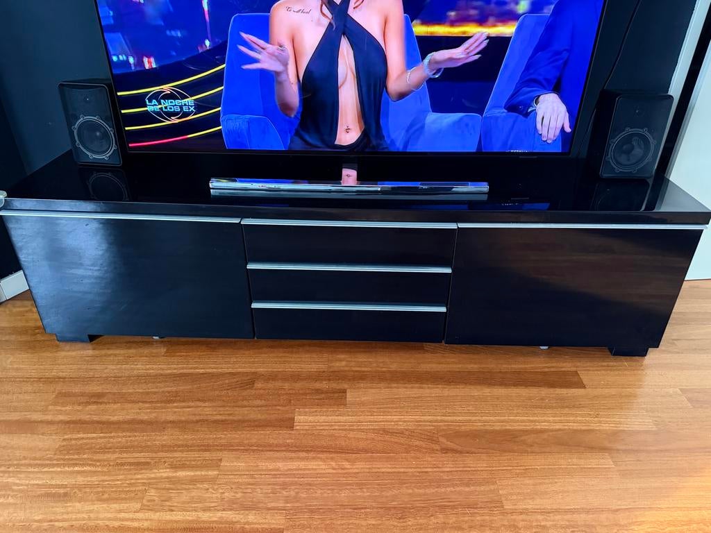 Zwart TV-meubel met opbergruimte en glazen blad, Huis en Inrichting, Kasten | Televisiemeubels, Ophalen, Gebruikt, 150 tot 200 cm