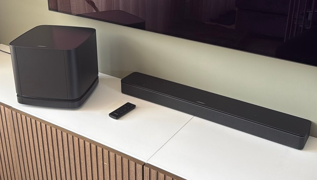 Bose Smart Soundbar 300 met Bass Module 500, Zo goed als nieuw, Afstandsbediening, Surroundset, Bose