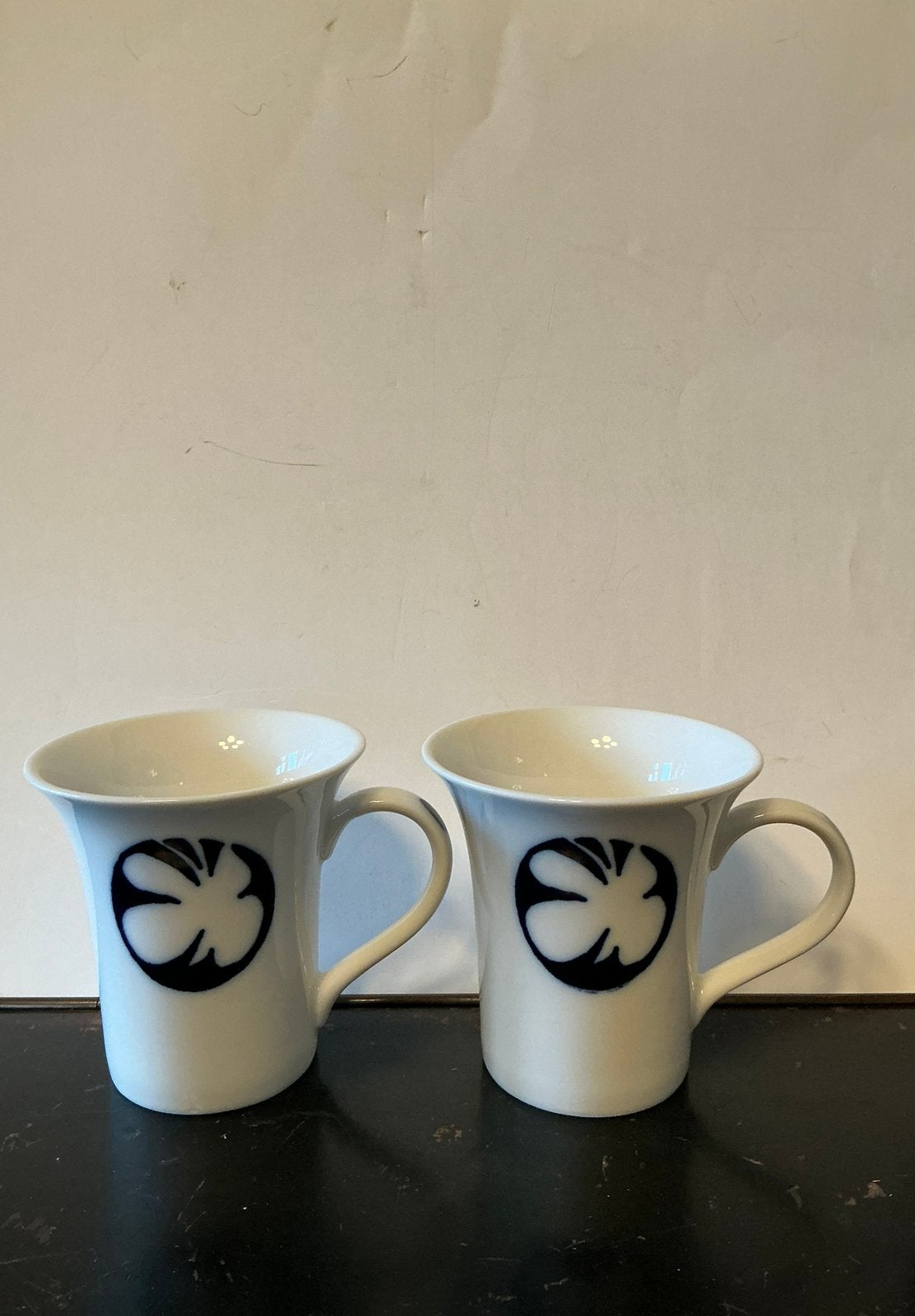2 Identieke mokken van wit & blauw porselein met 2 vlinders., Huis en Inrichting, Ophalen of Verzenden, Zo goed als nieuw, Overige stijlen