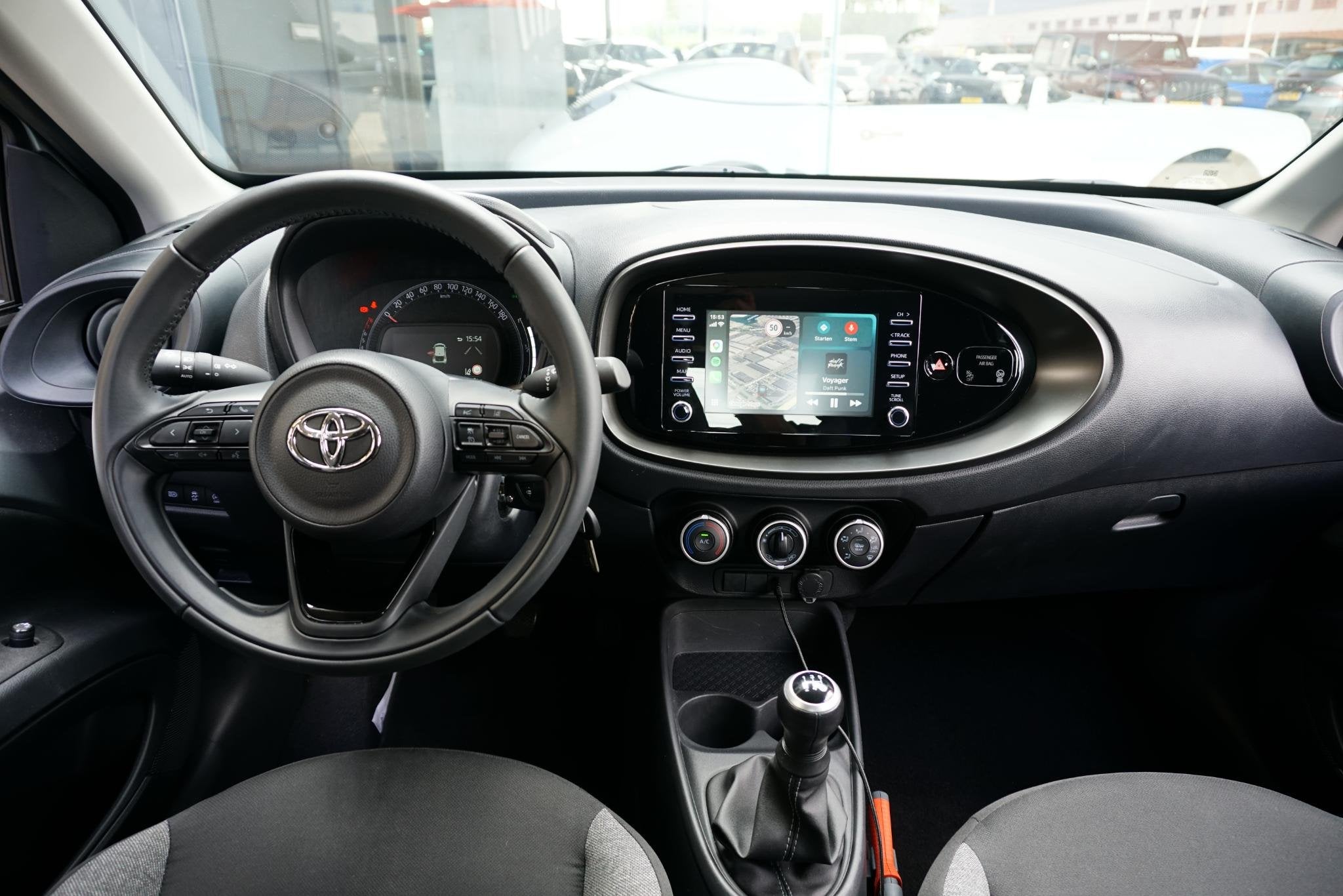 Toyota Aygo X 1.0 VVT-i MT Play + CAMERA / ADAPTIEVE CRUISE, Auto's, Stof, Gebruikt, 920 kg, 4 stoelen