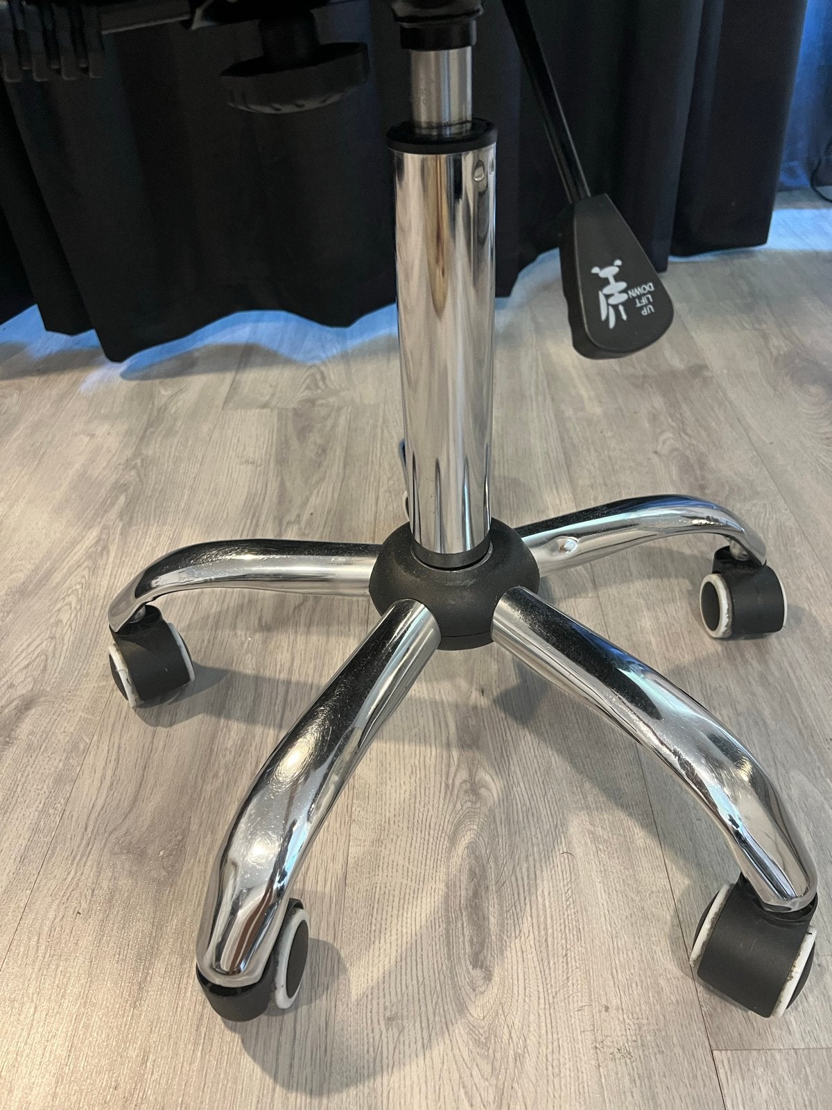 Zwarte salonkruk / tabouret met rugleuning – verstelbaar, Ophalen, In hoogte verstelbaar, Gebruikt, Kunststof