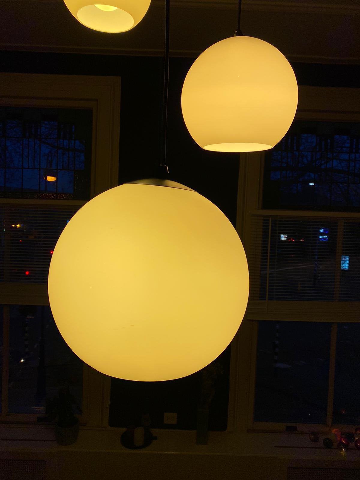 Mooie hanglamp met 3 melkglas bollen. Dimbaar., Huis en Inrichting, Lampen | Hanglampen, Ophalen, Zo goed als nieuw