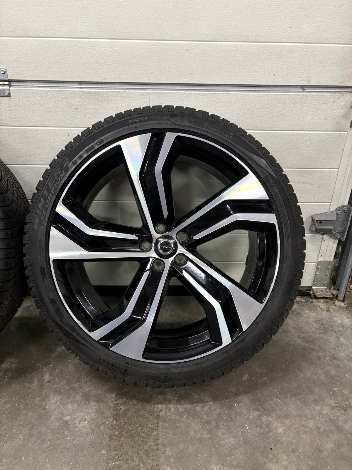 Volvo XC90 22 inch winterset 8+ mm DEMO velgen Pirelli, Gebruikt, 275 mm, Banden en Velgen, Zweden