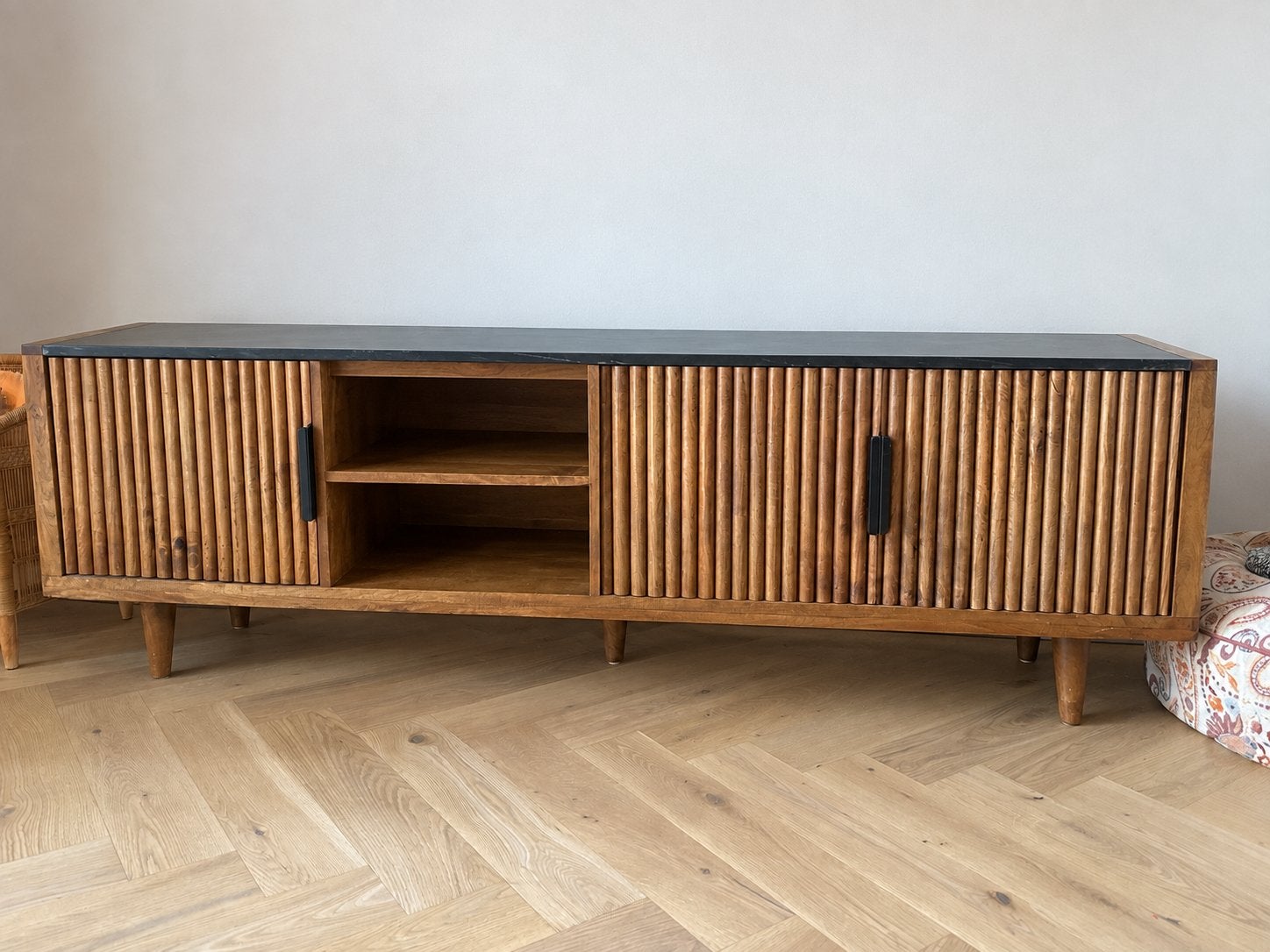 TV-meubel mangohout en zwart marmer 180x40 cm, Huis en Inrichting, Gebruikt, 150 tot 200 cm, Ophalen of Verzenden, Minder dan 100 cm