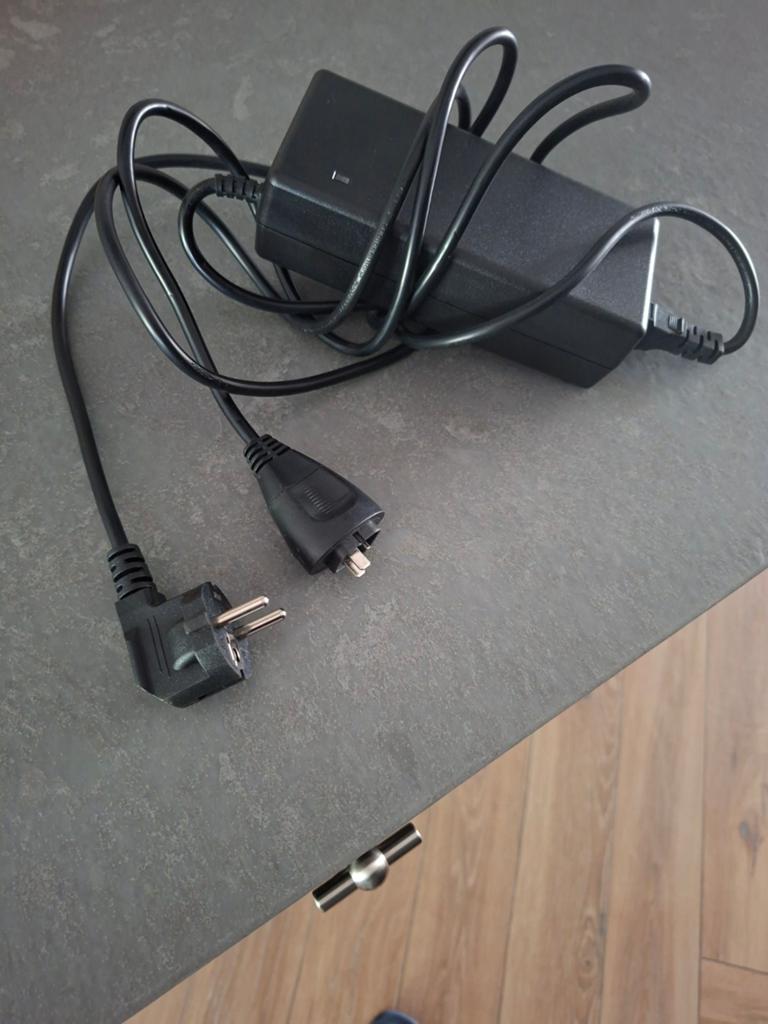 Fiets accu oplader voor elektrische fiets merk Stella, Computers en Software, Laptop-opladers, Ophalen of Verzenden, Gebruikt