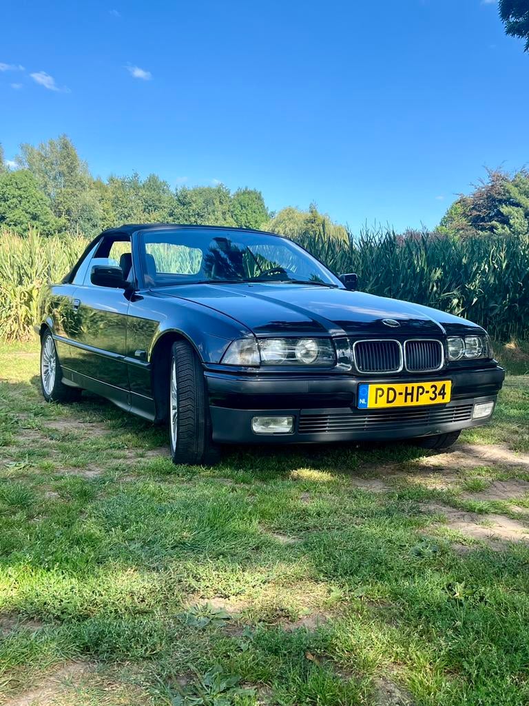 BMW E36 I 318 Cabriolet AUT 1996 Zwart NAP, Auto's, BMW, Achterwielaandrijving, 1575 kg, Zwart, 4 cilinders