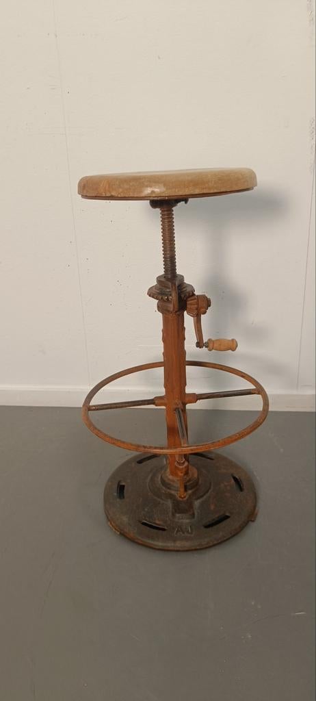 Vintage design industriële gietijzeren kruk, Huis en Inrichting, Krukjes, Ophalen, In hoogte verstelbaar, Gebruikt