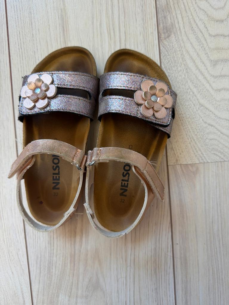 Nelson sandalen maat 32 met bloemendetail, Kinderen en Baby's, Kinderkleding | Schoenen en Sokken, Ophalen of Verzenden, Gebruikt