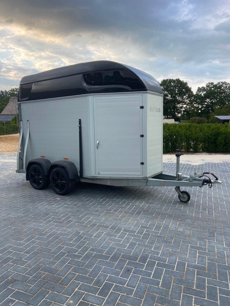 2 Prds  Aluminium Sirius S 77  met Zadelkamer Bj : 2023, Ophalen, Zo goed als nieuw, Aluminium, 2-paards trailer