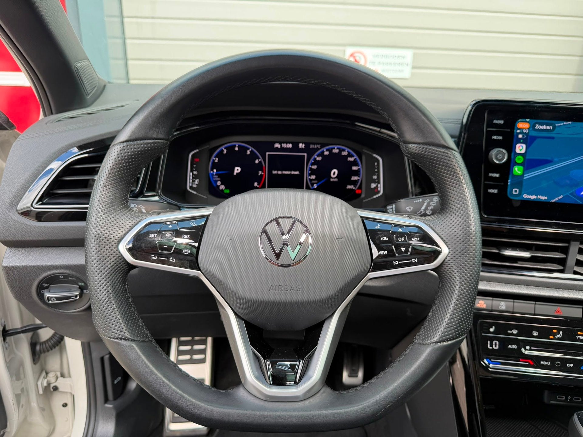 Foto 16 van Volkswagen T-ROC 1.5 TSI 3xR-Line Pano/IQ/Keyless/Camera/BTW