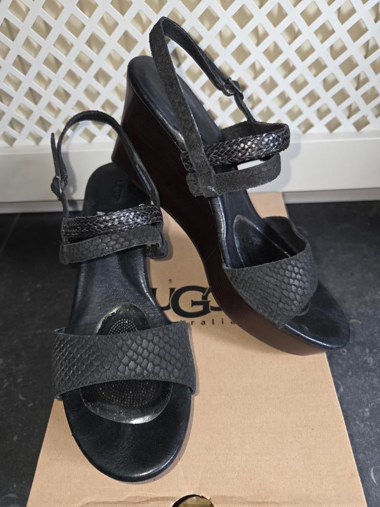 UGG maat 41 sleehak zwart origineel zgan, Kleding | Dames, Schoenen, Ophalen of Verzenden, Zo goed als nieuw, Zwart