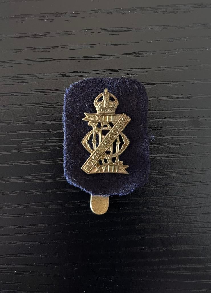 Brits WW2 13/18 Hussars capbadge, Verzamelen, Militaria | Tweede Wereldoorlog, Ophalen of Verzenden, Engeland