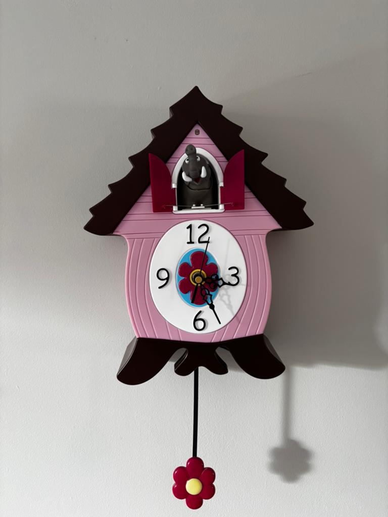 Leuke roze kinderklok met olifant en bloem, Ophalen of Verzenden, Zo goed als nieuw, Analoog, Wandklok