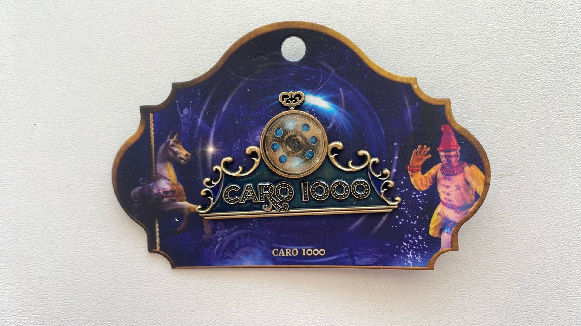 Efteling pin Caro 1000ste voorstelling op kaartje EPP 499, Ophalen of Verzenden, Zo goed als nieuw, Button of Speldje