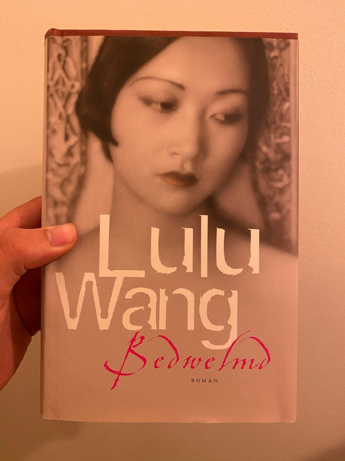 Lulu Wang - Bedwelmd (Roman) hardcover, Ophalen of Verzenden, Zo goed als nieuw, Nederland