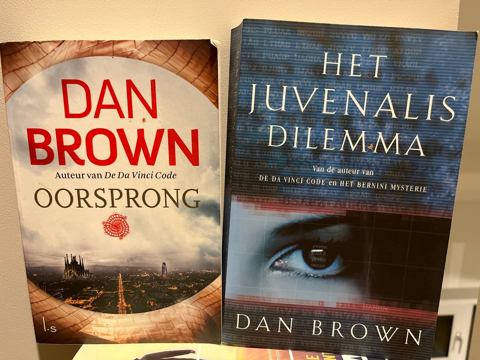 2 boeken van Dan Brown - Oorsprong & Het Juvenalis Dilemma, Ophalen of Verzenden, Gelezen