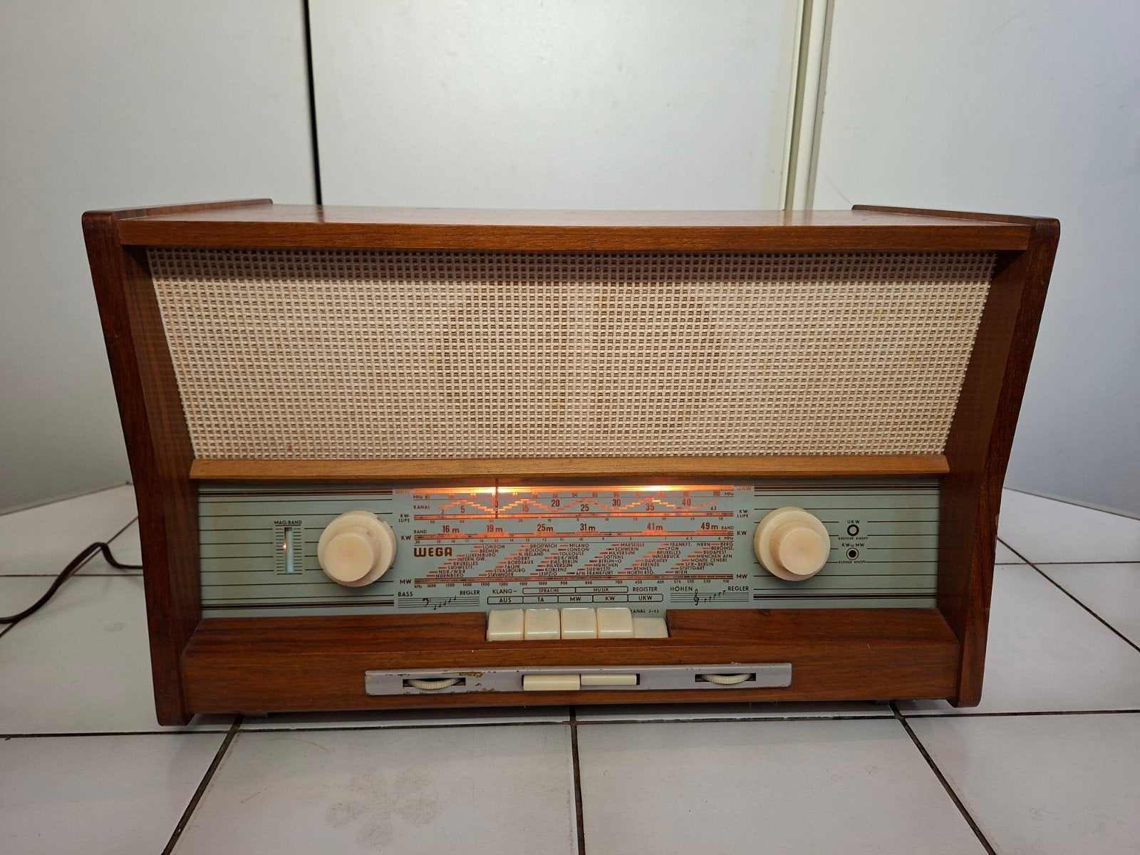 Mooie vintage WEGA buizenradio – echte klassieker, Ophalen