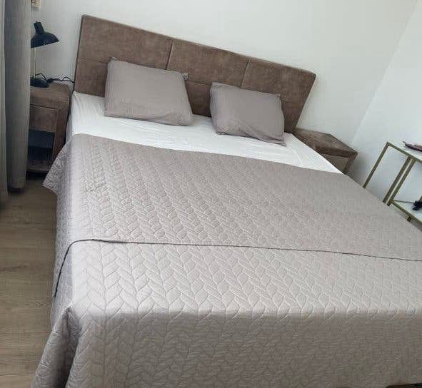 Tweepersoonsbed (1.80m x 2.00m) + nachtkastjes -Beige, Ophalen, Beige, Tweepersoons, Zo goed als nieuw