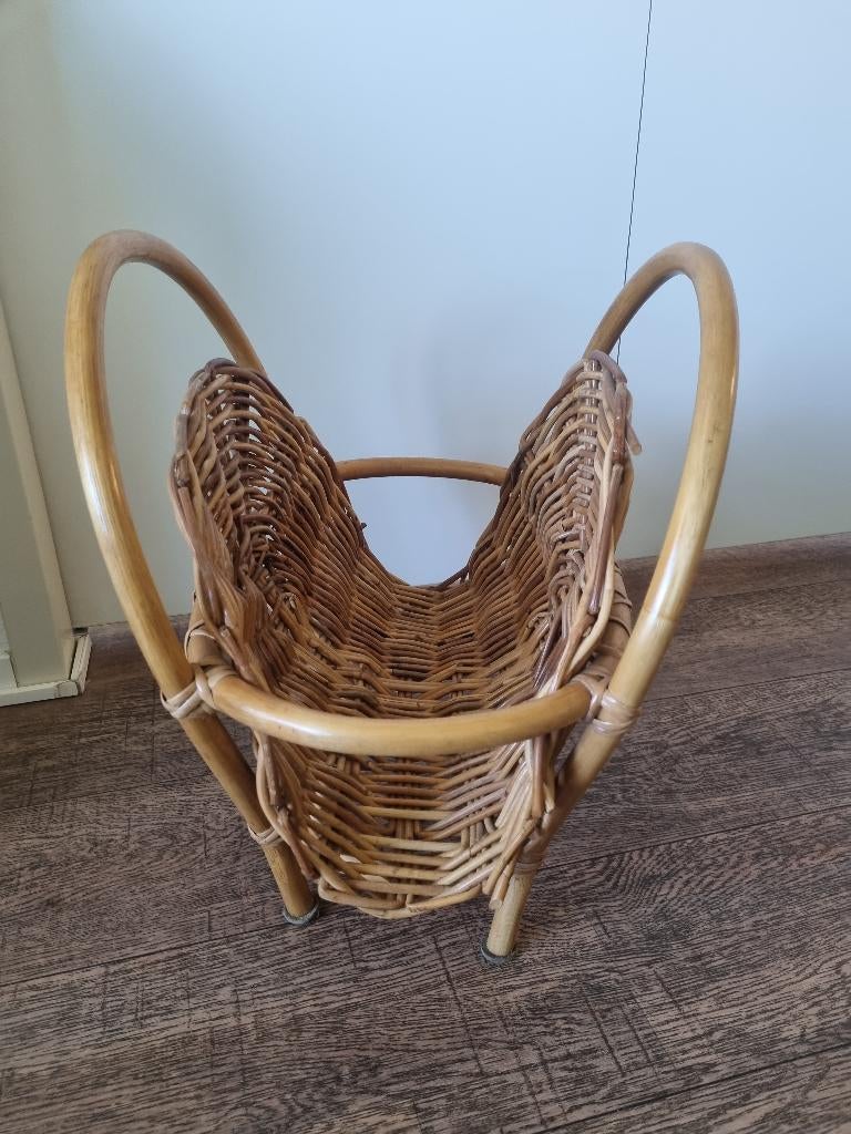 Rotan krantenbak/ lectuurmand, Huis en Inrichting, Ophalen of Verzenden, Zo goed als nieuw