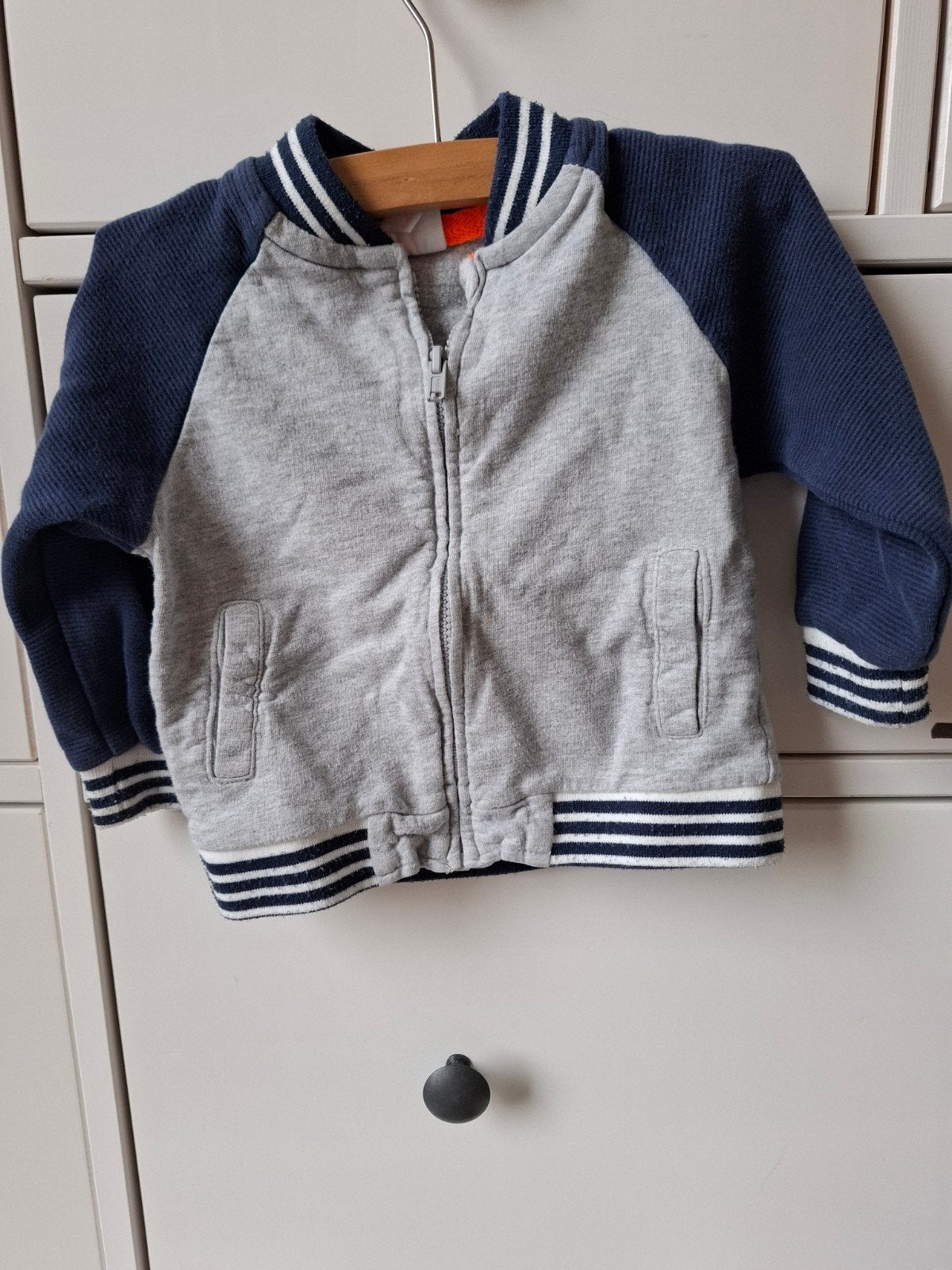 Stoer vest maat 80, Kinderen en Baby's, Babykleding | Maat 80, Truitje of Vestje, Ophalen of Verzenden, Zo goed als nieuw, Hema