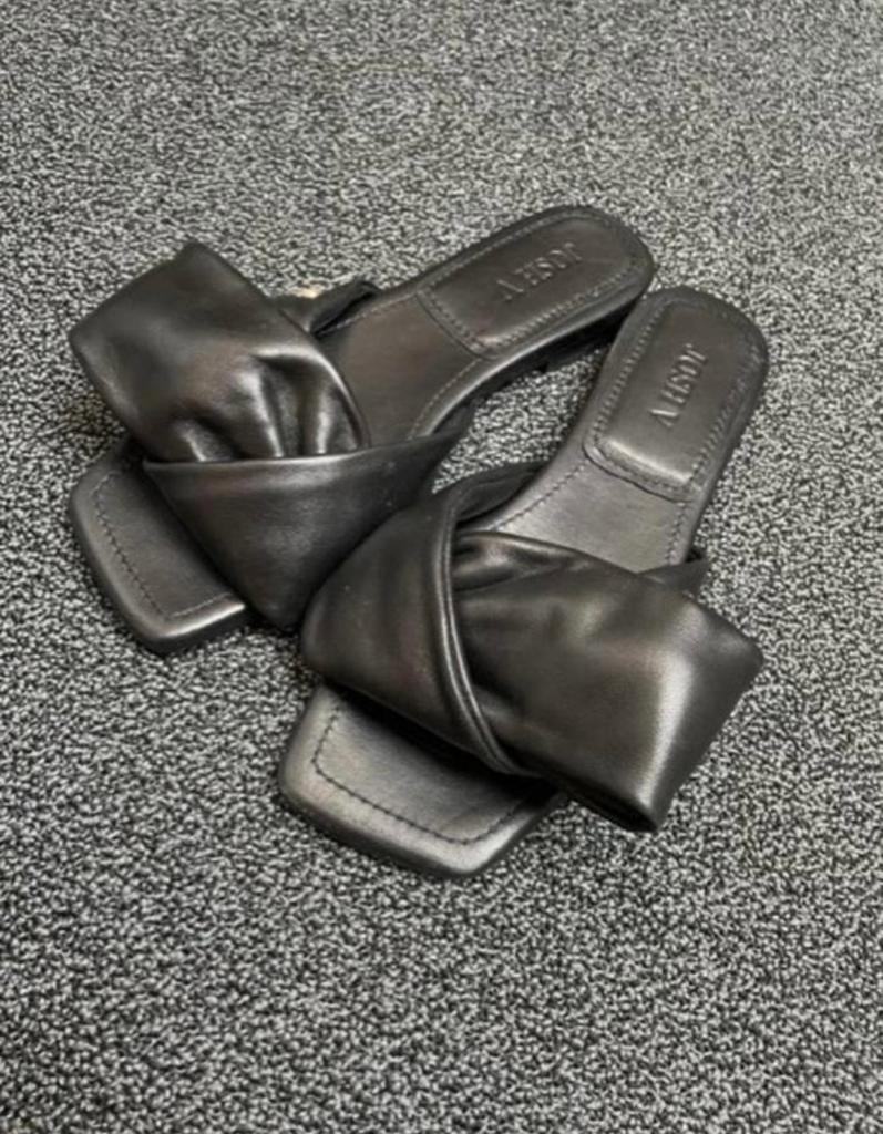 Zwarte leren slippers van Josh V maat 37 nieuwstaat, Slippers, Zwart, Ophalen of Verzenden, Zo goed als nieuw