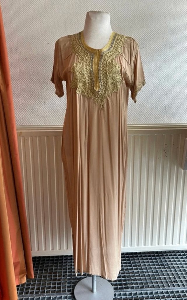 Elegante Kaftan met Gouden Borduurwerk, Maat 38/40 (M), Overige typen, Beige, Ophalen of Verzenden