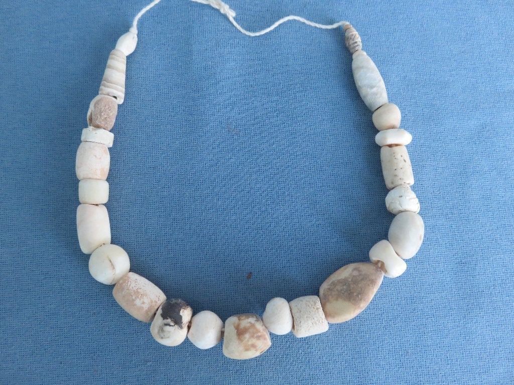 Romeinse ketting in steen . ca. 2000 jaar oud . bodemvondst, Ophalen of Verzenden, Overige materialen, Ketting