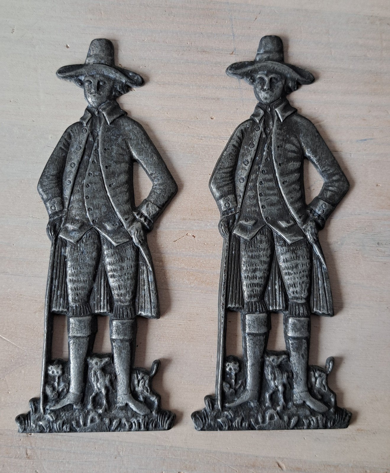 2x Metalen plaatjes, herder met hond (?), Ophalen of Verzenden