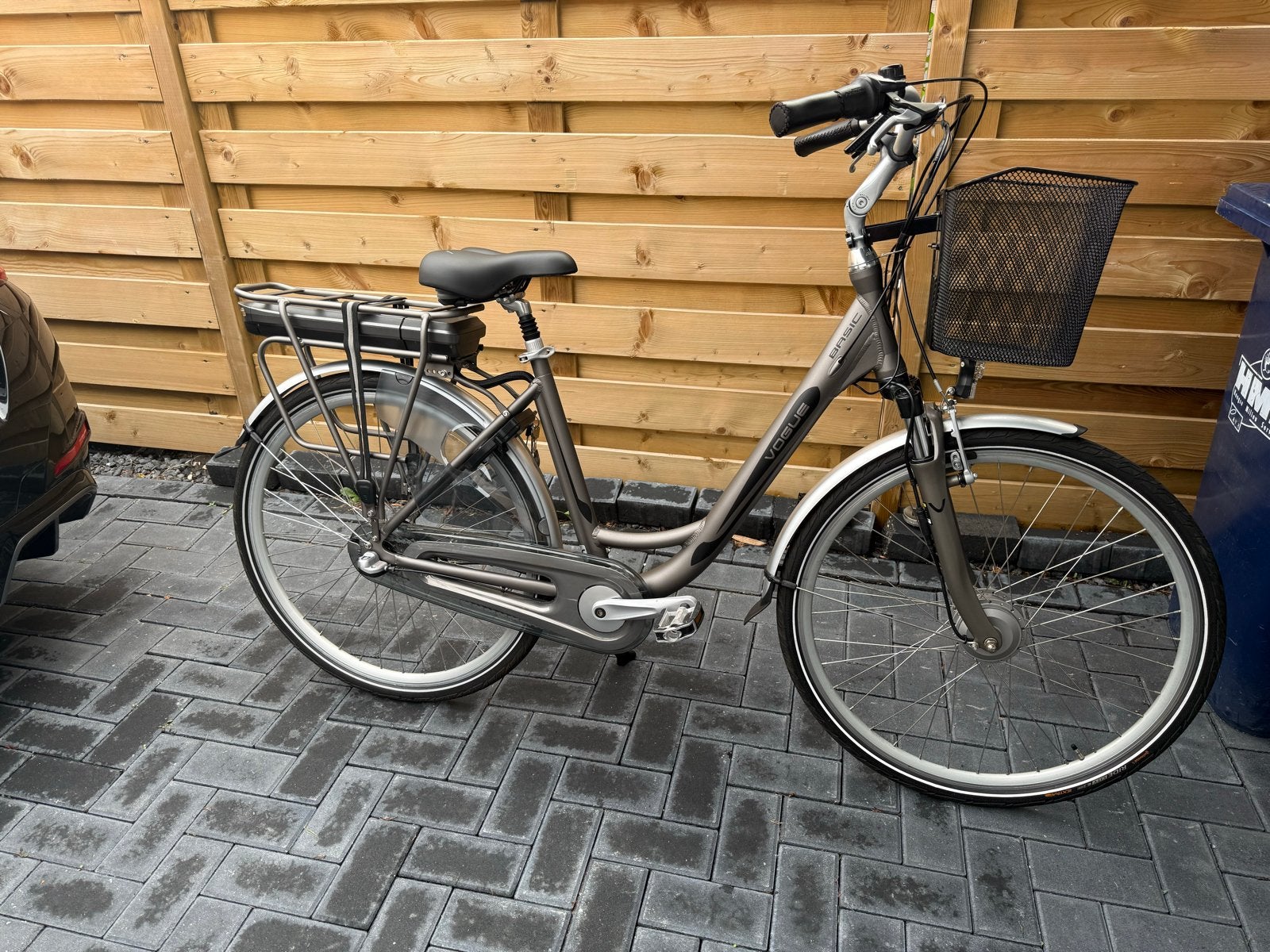 Vogue Basic elektrische fiets met mand en slot, Zo goed als nieuw, 47 tot 51 cm, 30 tot 50 km per accu, Ophalen
