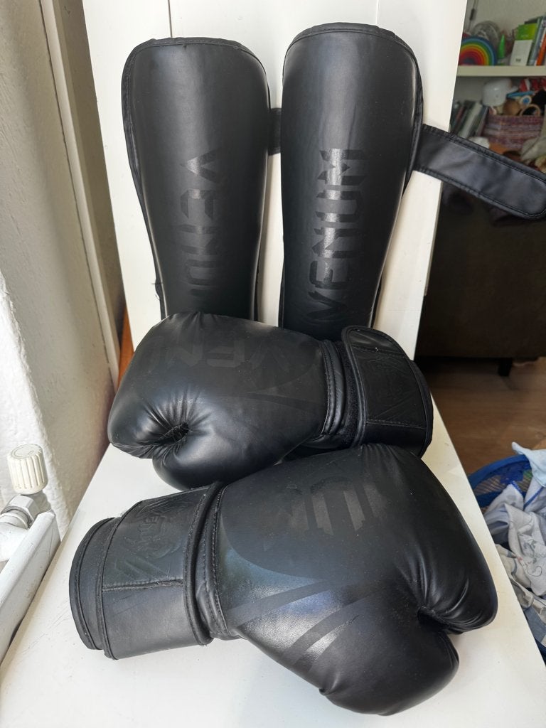 Venum kickboks set Challenger handschoenen scheenbeschermers, Gebruikt, Overige, Vechtsportbescherming, Maat L