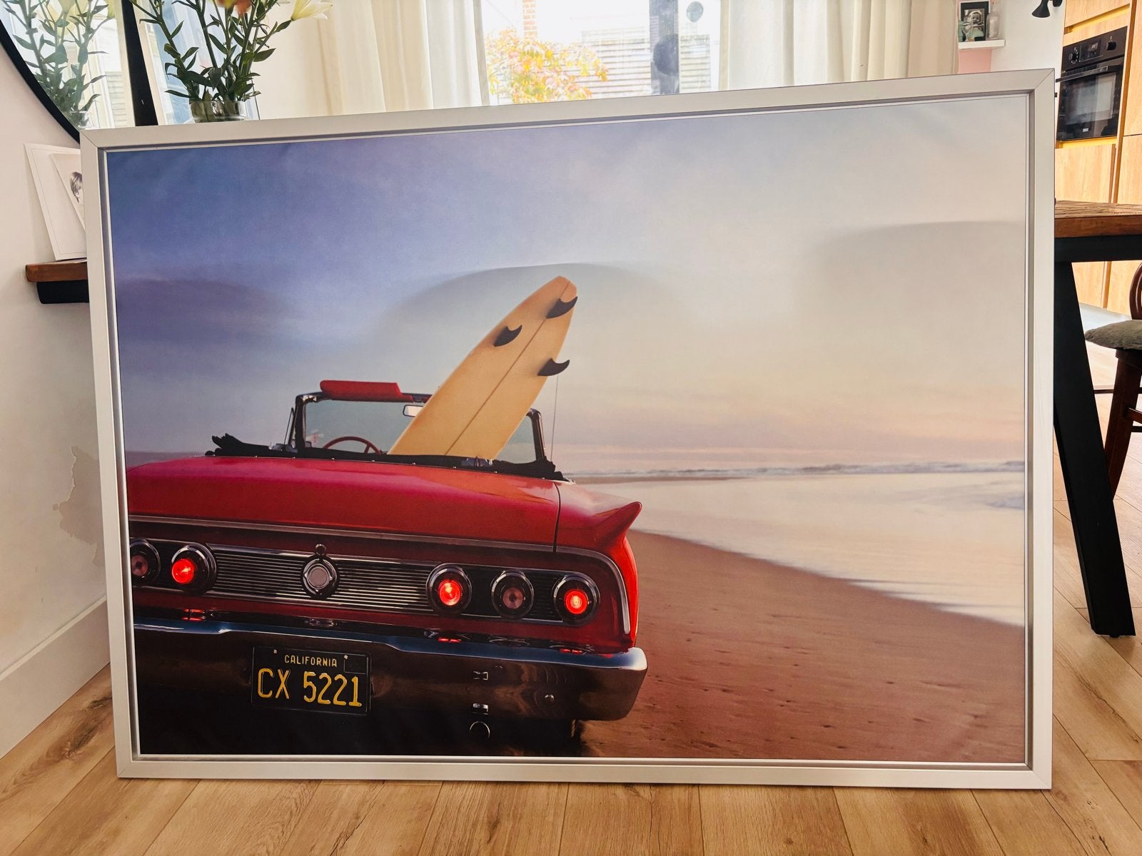 Schilderij rode cabrio met surfplank op strand, Antiek en Kunst, Ingelijst, Print, Metaal, Landschap