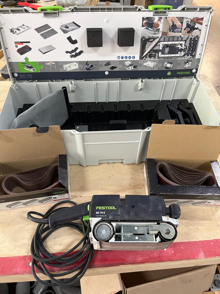 Festool Bandschuurmachine BS 75 E met accessoires, Doe-het-zelf en Verbouw, Ophalen of Verzenden, Nieuw, 600 tot 1200 watt, Bandschuurmachine